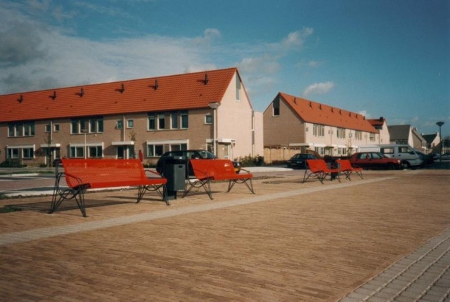 euroform w - Stadtmobiliar - robuste Bank aus hochwertigem Metall für den städtischen Raum - minimalistischer Hocker aus Metall für draußen - hochwertige Designer Stadtmöbel - Ambiente Bank aus Metall