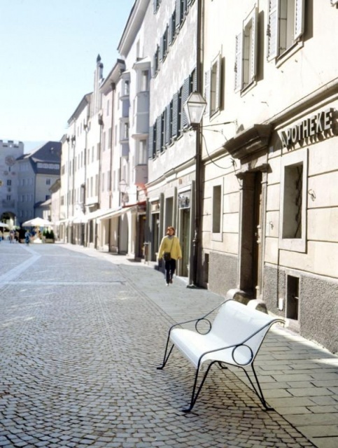 euroform w - Stadtmobiliar - robuste Bank aus hochwertigem Metall für den städtischen Raum - minimalistischer Hocker aus Metall für draußen - hochwertige Designer Stadtmöbel - Gala Bank aus Metall