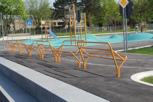euroform w - arredo urbano - panchina robusta per giovani in metallo di alta qualità per spazi urbani - seduta minimalista in metallo per esterni - arredo urbano di design di alta qualità