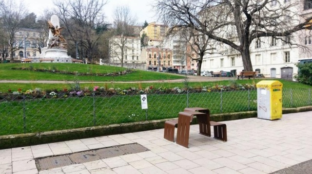 euroform w - Stadtmobiliar - robuste Bank aus hochwertigem Metall für den städtischen Raum - Hocker aus Metall für draußen - hochwertige Designer Stadtmöbel