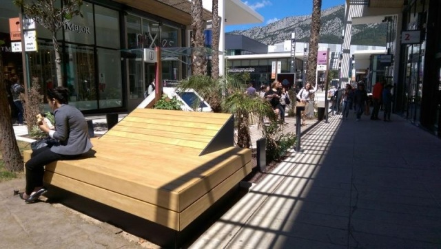 euroform w - Stadtmobiliar - riesige Liege aus Holz in Shopping Center in Frankreich - Designerbank aus Holz für draußen - Sitzinsel aus Holz für städtischen Raum - hochwertige Stadtmöbel