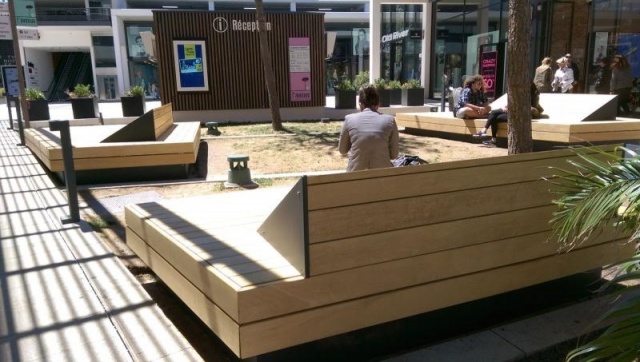 euroform w - Stadtmobiliar - riesige Liege aus Holz in Shopping Center in Frankreich - Designerbank aus Holz für draußen - Sitzinsel aus Holz für städtischen Raum - hochwertige Stadtmöbel