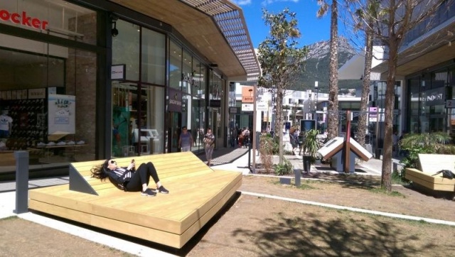 euroform w - street furniture - huge bench made of wood in shopping centre in France - designer bench made of wood for outside - wooden seating island for urban space - high quality street furniture