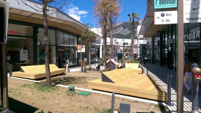 euroform w - Stadtmobiliar - riesige Liege aus Holz in Shopping Center in Frankreich - Designerbank aus Holz für draußen - Sitzinsel aus Holz für städtischen Raum - hochwertige Stadtmöbel