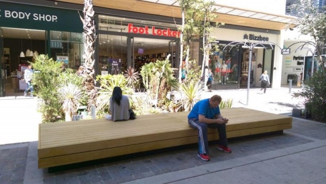 euroform w - arredo urbano - sdraio gigante in legno nel centro commerciale in Francia - sdraio gigante di design in legno per esterni - isola di seduta in legno per lo spazio urbano - arredo urbano di alta qualità