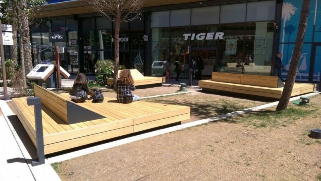 euroform w - Stadtmobiliar - riesige Liege aus Holz in Shopping Center in Frankreich - Designerbank aus Holz für draußen - Sitzinsel aus Holz für städtischen Raum - hochwertige Stadtmöbel