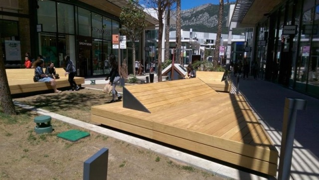 euroform w - Stadtmobiliar - riesige Liege aus Holz in Shopping Center in Frankreich - Designerbank aus Holz für draußen - Sitzinsel aus Holz für städtischen Raum - hochwertige Stadtmöbel