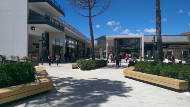 euroform w - Stadtmobiliar - lang gewinkelte Bank aus Holz auf Stadtplatz - Designerbank aus Holz für draußen - Sitzinsel aus Holz für städtischen Raum - Isola hochwertige Stadtmöbel