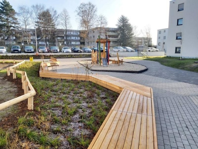 euroform w - Stadtmobiliar - lang gewinkelte Bank aus Holz auf Stadtplatz - Designerbank aus Holz für draußen - Sitzinsel aus Holz für städtischen Raum - Isola hochwertige Stadtmöbel für Innenhof