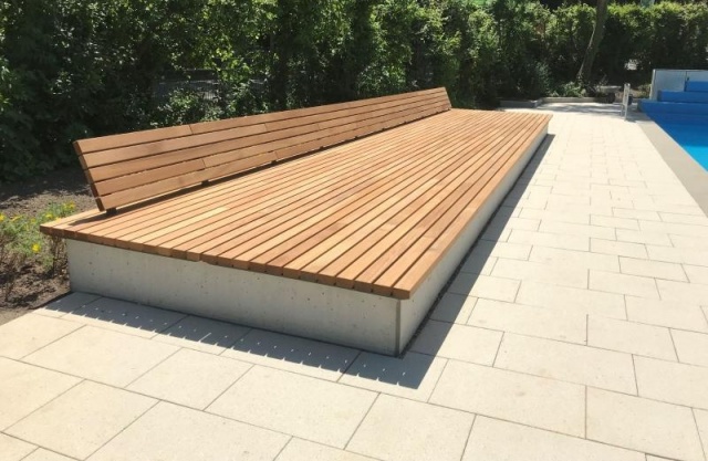 euroform w - arredo urbano - enorme sdraio di legno in piscina all