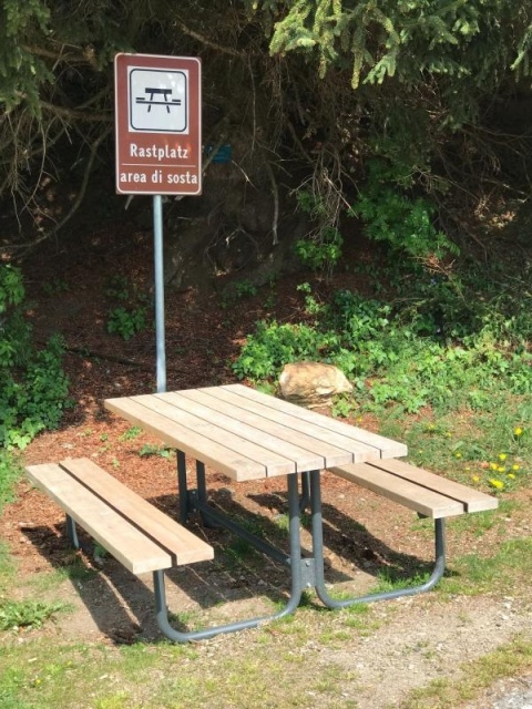 euroform w - Stadtmobiliar - Bank und Tisch aus Holz für städtischen Raum - hochwertiges Picknick Set mit Bank und Tisch aus robustem Hartholz für Park, Restaurants, Schulhöfe - Venus Picknick Tisch für draußen