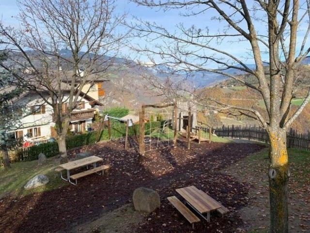 euroform w - Stadtmobiliar - Bank und Tisch aus Holz für städtischen Raum - hochwertiges Picknick Set mit Bank und Tisch aus robustem Hartholz für Park, Restaurants, Schulhöfe - Venus Picknick Tisch für draußen