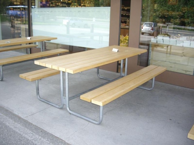 euroform w - Arredo urbano - Panchina e tavolo in legno per lo spazio urbano - set da picnic di alta qualità con panchina e tavolo in robusto legno duro per parchi, ristoranti, campus scolastici - Tavolo da picnic per esterni Venus