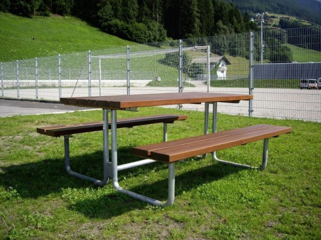 euroform w - Stadtmobiliar - Bank und Tisch aus Holz für städtischen Raum - hochwertiges Picknick Set mit Bank und Tisch aus robustem Hartholz für Park, Restaurants, Schulhöfe - Venus Picknick Tisch für draußen