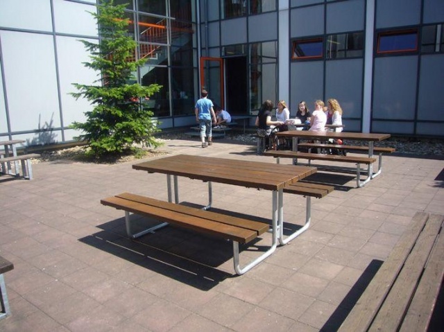 euroform w - Stadtmobiliar - Bank und Tisch aus Holz für städtischen Raum - hochwertiges Picknick Set mit Bank und Tisch aus robustem Hartholz für Park, Restaurants, Schulhöfe - Venus Picknick Tisch für draußen