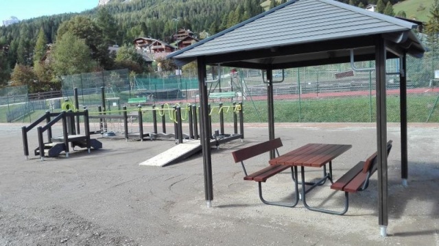 euroform w - Arredo urbano - Panchina e tavolo in legno per lo spazio urbano - set da picnic di alta qualità con panchina e tavolo in robusto legno duro per parchi, ristoranti, campus scolastici - Tavolo da picnic per esterni Venus