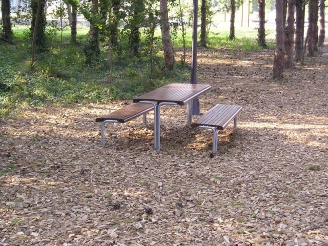 euroform w - Stadtmobiliar - Bank und Tisch aus Holz für städtischen Raum - hochwertiges Picknick Set mit Bank und Tisch aus robustem Hartholz für Park, Restaurants, Schulen - Mercuro Picknick Tisch für draußen