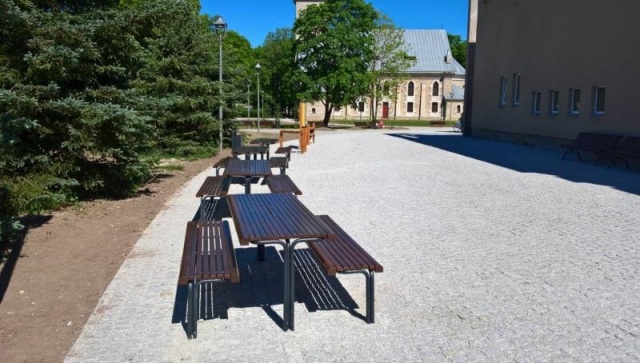 euroform w - Stadtmobiliar - Bank und Tisch aus Holz für städtischen Raum - hochwertiges Picknick Set mit Bank und Tisch aus robustem Hartholz für Park, Restaurants, Schulen - Mercuro Picknick Tisch für draußen