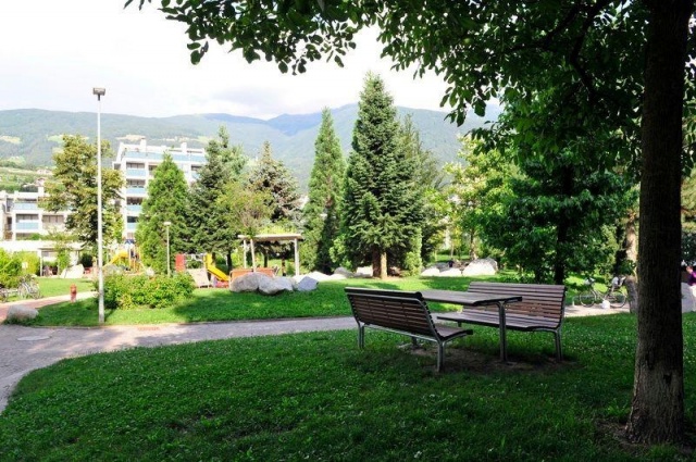 euroform w - Stadtmobiliar - Bank und Tisch aus Hartholz für öffentlichem Park - Parktisch mit Bänken für draußen - Contour Tisch aus Hartholz für den öffentlichen Raum