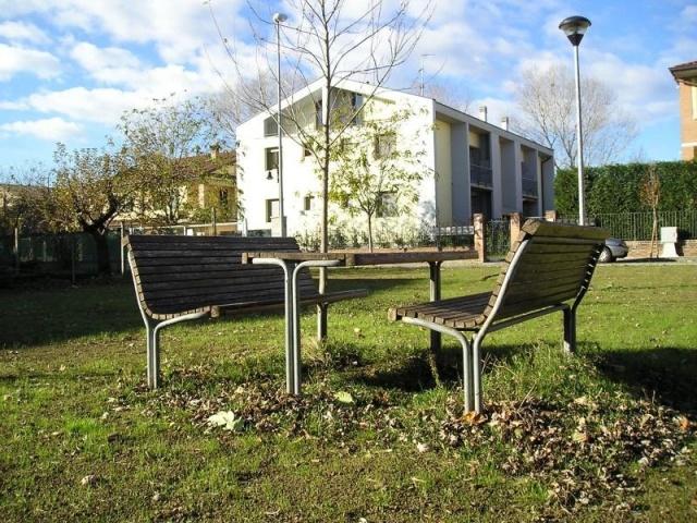 euroform w - Stadtmobiliar - Bank und Tisch aus Hartholz für öffentlichem Park - Parktisch mit Bänken für draußen - Contour Tisch aus Hartholz für den öffentlichen Raum