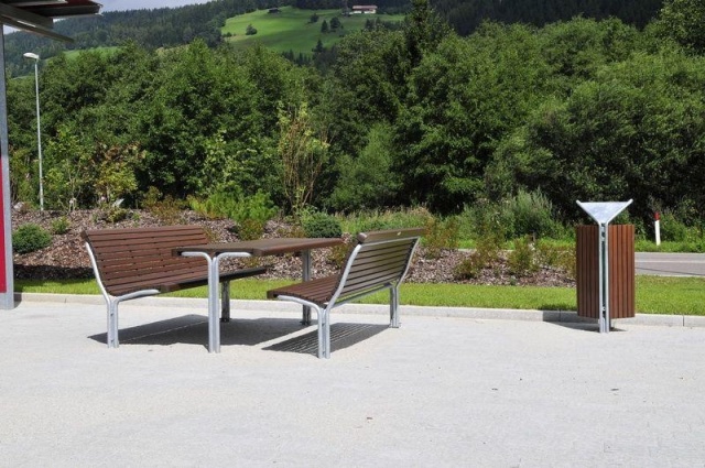 euroform w - Stadtmobiliar - Bank und Tisch aus Hartholz für öffentlichem Park - Parktisch mit Bänken für draußen - Contour Tisch aus Hartholz für den öffentlichen Raum