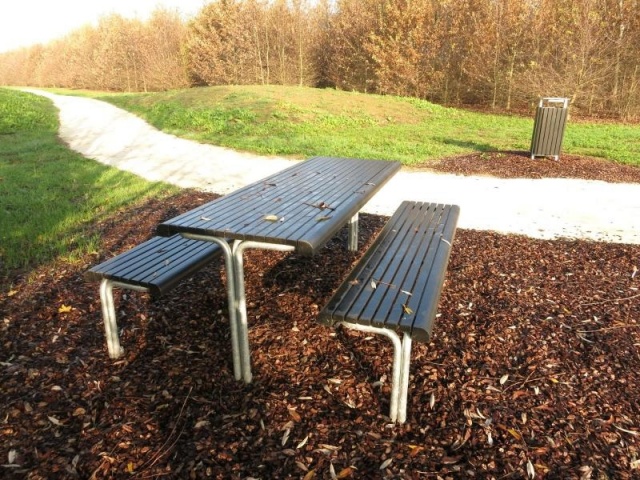 euroform w - Stadtmobiliar - Bank und Tisch aus Hartholz für öffentlichem Park - Parktisch mit Bänken für draußen - Contour Tisch aus Hartholz für den öffentlichen Raum