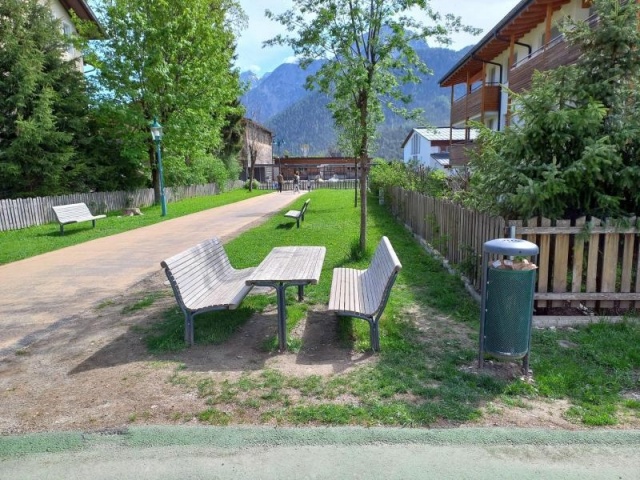 euroform w - Stadtmobiliar - Bank und Tisch aus Hartholz für öffentlichem Park - Parktisch mit Bänken für draußen - Contour Tisch aus Hartholz für den öffentlichen Raum