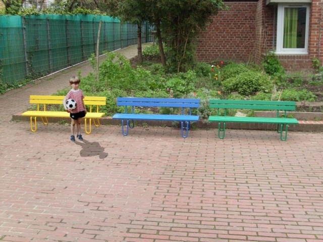 euroform w - Stadtmobiliar - bunte Bank aus Holz für Kinder - Picknick Tisch für Kinder für städtischen Raum - Mini Pic-Nic Picknick Set für Kinder