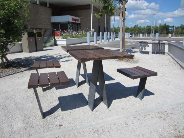 euroform w - Stadtmobiliar - Hocker mit Tisch aus Hartholz bei öffentlichem Park - Parktisch für draußen - Zetapicnic Tisch aus Hartholz für den öffentlichen Raum - Picknicktisch und Hocker für urbanen Raum