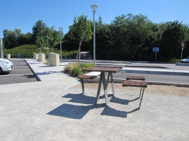 euroform w - Stadtmobiliar - Hocker mit Tisch aus Hartholz bei öffentlichem Park - Parktisch für draußen - Zetapicnic Tisch aus Hartholz für den öffentlichen Raum - Picknicktisch und Hocker für urbanen Raum