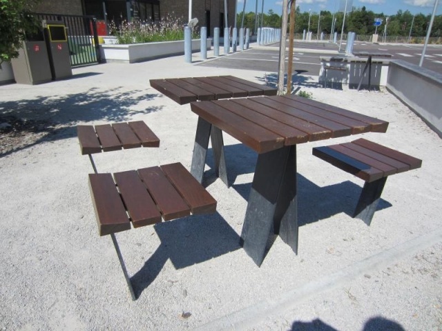 euroform w - Stadtmobiliar - Hocker mit Tisch aus Hartholz bei öffentlichem Park - Parktisch für draußen - Zetapicnic Tisch aus Hartholz für den öffentlichen Raum - Picknicktisch und Hocker für urbanen Raum