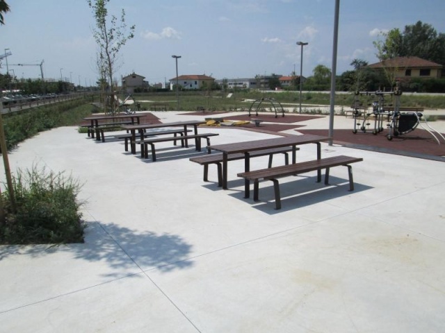 euroform w - Street furniture - Bench with table in hardwood for public park - Outdoor park table - Zetapicnic table in hardwood for public space - Picnic table and benches for urban space