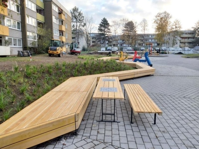 euroform w - Stadtmobiliar - lange gewinkelte Bank aus Hartholz bei öffentlichem Park - Parktisch für draußen - Lineatavolo Tisch aus Hartholz für den öffentlichen Raum