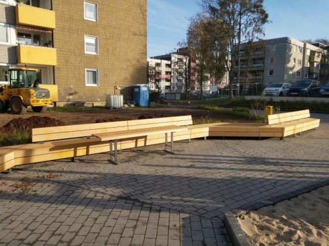 euroform w - Stadtmobiliar - lange gewinkelte Bank aus Hartholz bei öffentlichem Park - Parktisch für draußen - Lineatavolo Tisch aus Hartholz für den öffentlichen Raum