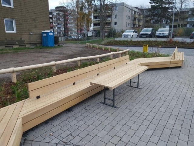 euroform w - Stadtmobiliar - lange gewinkelte Bank aus Hartholz bei öffentlichem Park - Parktisch für draußen - Lineatavolo Tisch aus Hartholz für den öffentlichen Raum