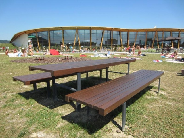 euroform w - street furniture - bench and table in hardwood at public park - park table for outdoors - Lineatavolo table in hardwood for public space