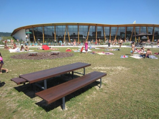 euroform w - street furniture - bench and table in hardwood at public park - park table for outdoors - Lineatavolo table in hardwood for public space