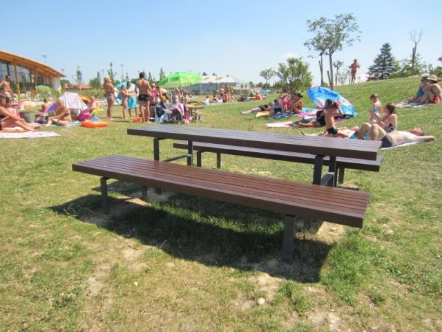 euroform w - Stadtmobiliar - Bank mit Tisch aus Hartholz bei öffentlichem Park - Parktisch für draußen - Lineatavolo Tisch aus Hartholz für den öffentlichen Raum