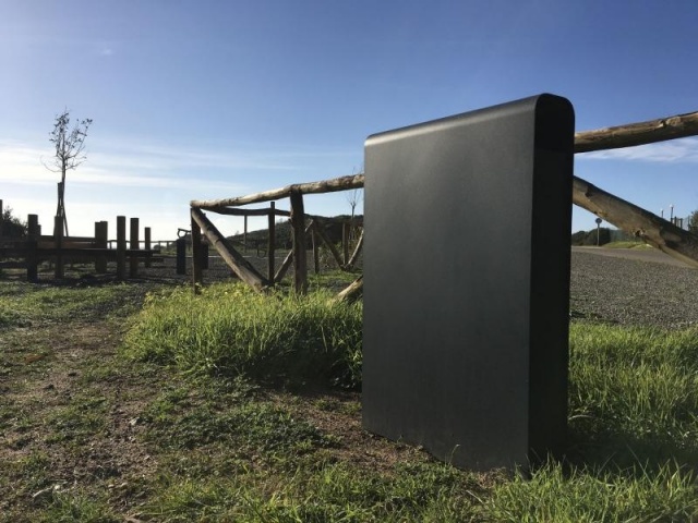 euroform w - street furniture - robust minimalist litter bin made of high quality steel for urban open spaces - Band litter bin for waste separation in city centres