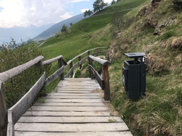 euroform w - street furniture - robust minimalist litter bin made of high quality steel for urban open spaces - Lineacestino litter bin for waste separation in city centres