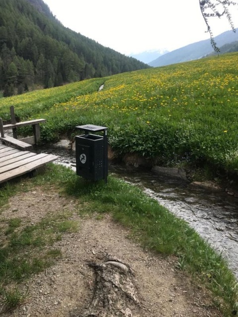 euroform w - Stadtmobiliar - robuster minimalistischer Abfallbehälter aus hochwertigem Stahl für den städtischen Freiraum - Lineacestino Abfalleimer für Mülltrennung in Stadtzentrum