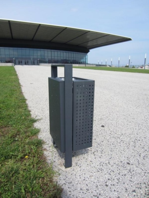 euroform w - arredo urbano - robusto cestino portarifiuti minimalista in acciaio di alta qualità per spazi aperti urbani - Lineacestino portarifiuti per la raccolta differenziata nei centri urbani