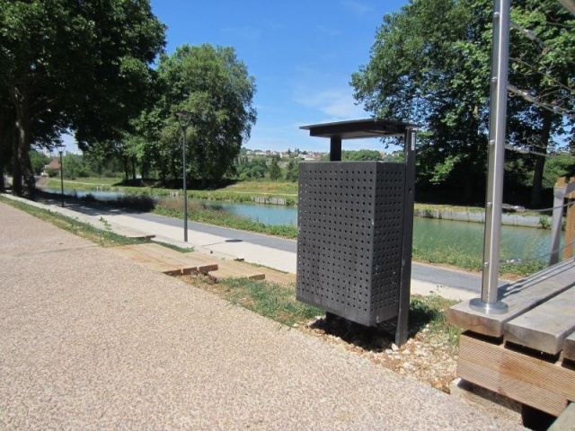 euroform w - street furniture - robust minimalist litter bin made of high quality steel for urban open spaces - Lineacestino litter bin for waste separation in city centres