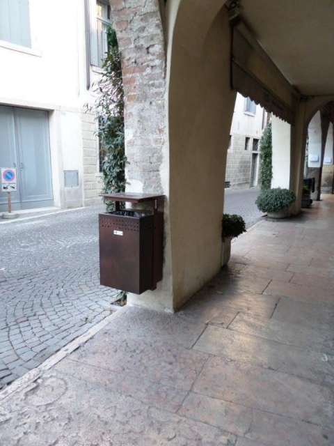 euroform w - arredo urbano - robusto cestino portarifiuti minimalista in acciaio di alta qualità per spazi aperti urbani - Lineacestino portarifiuti per la raccolta differenziata nei centri urbani