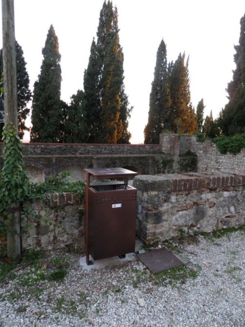 euroform w - arredo urbano - robusto cestino portarifiuti minimalista in acciaio di alta qualità per spazi aperti urbani - Lineacestino portarifiuti per la raccolta differenziata nei centri urbani