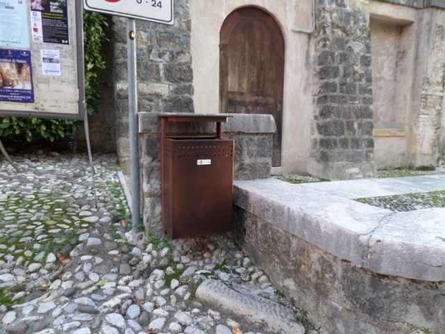 euroform w - arredo urbano - robusto cestino portarifiuti minimalista in acciaio di alta qualità per spazi aperti urbani - Lineacestino portarifiuti per la raccolta differenziata nei centri urbani