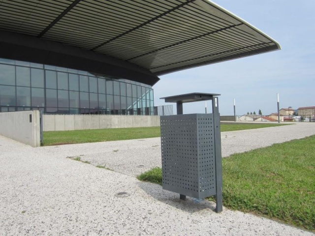 euroform w - arredo urbano - robusto cestino portarifiuti minimalista in acciaio di alta qualità per spazi aperti urbani - Lineacestino portarifiuti per la raccolta differenziata nei centri urbani