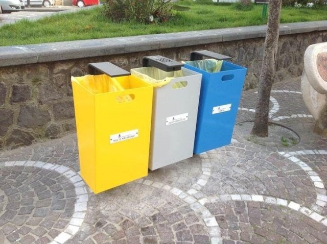 euroform w - arredo urbano - robusto cestino portarifiuti minimalista in acciaio di alta qualità per spazi aperti urbani - portarifiuti Zeta per la raccolta differenziata nei centri urbani