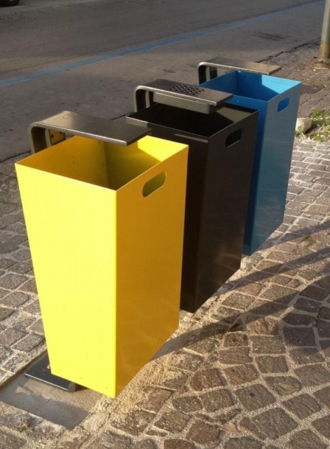 euroform w - arredo urbano - robusto cestino portarifiuti minimalista in acciaio di alta qualità per spazi aperti urbani - portarifiuti Zeta per la raccolta differenziata nei centri urbani