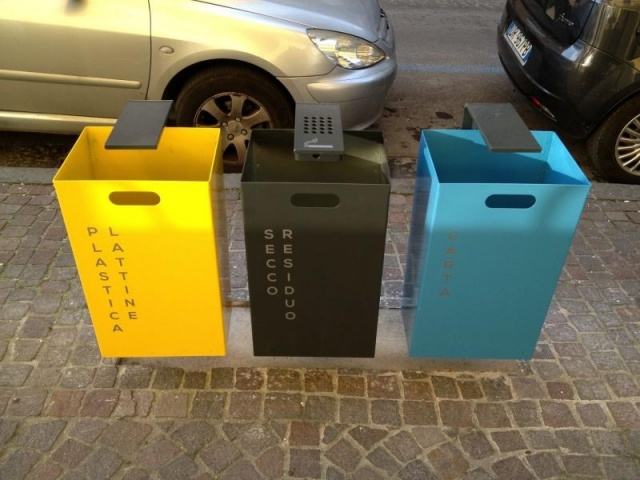 euroform w - Stadtmobiliar - robuster minimalistischer Abfallbehälter aus hochwertigem Metall für den städtischen Freiraum - Zeta Abfalleimer für Mülltrennung in Stadtzentrum